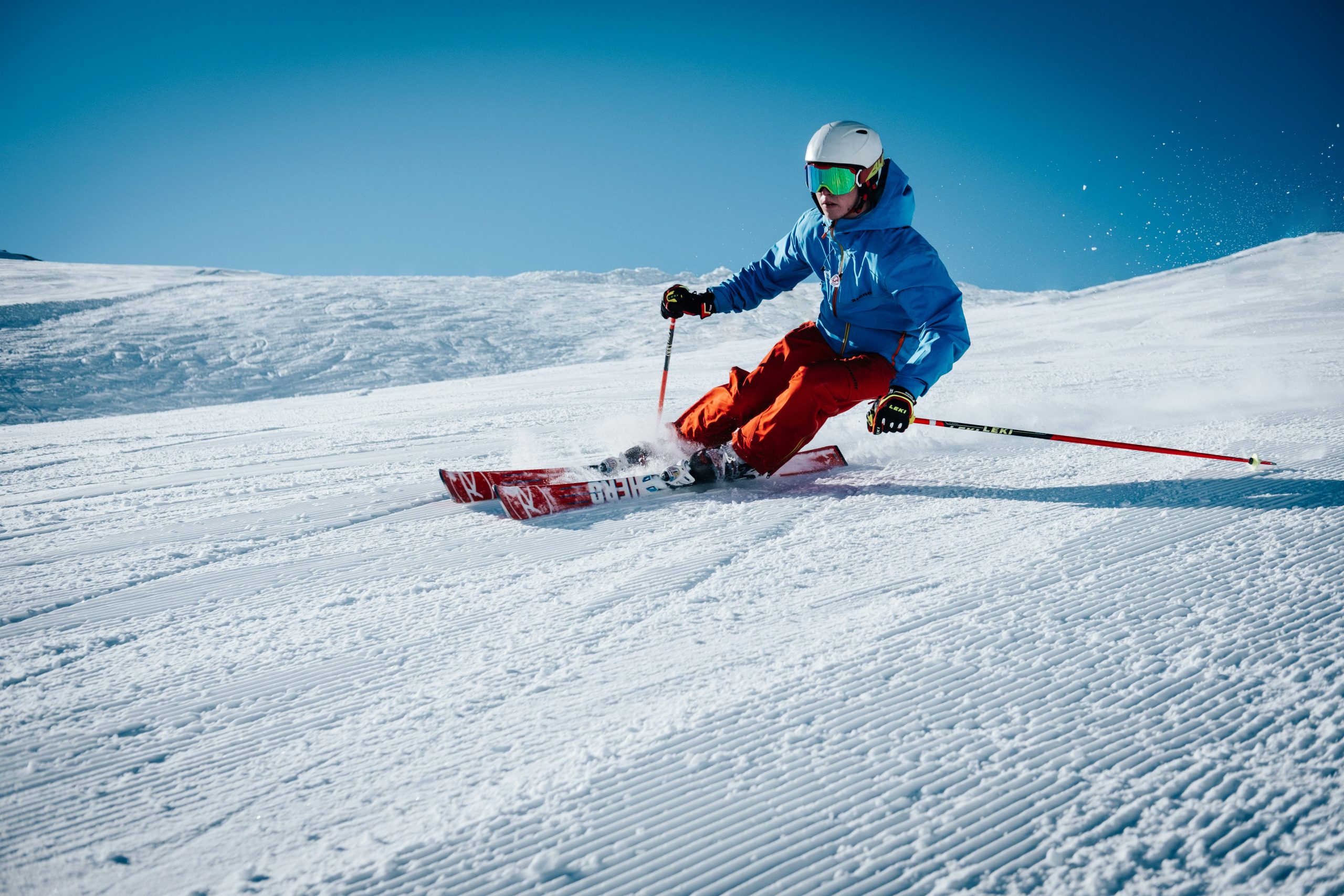 homme en ski alpin durant l'hiver
