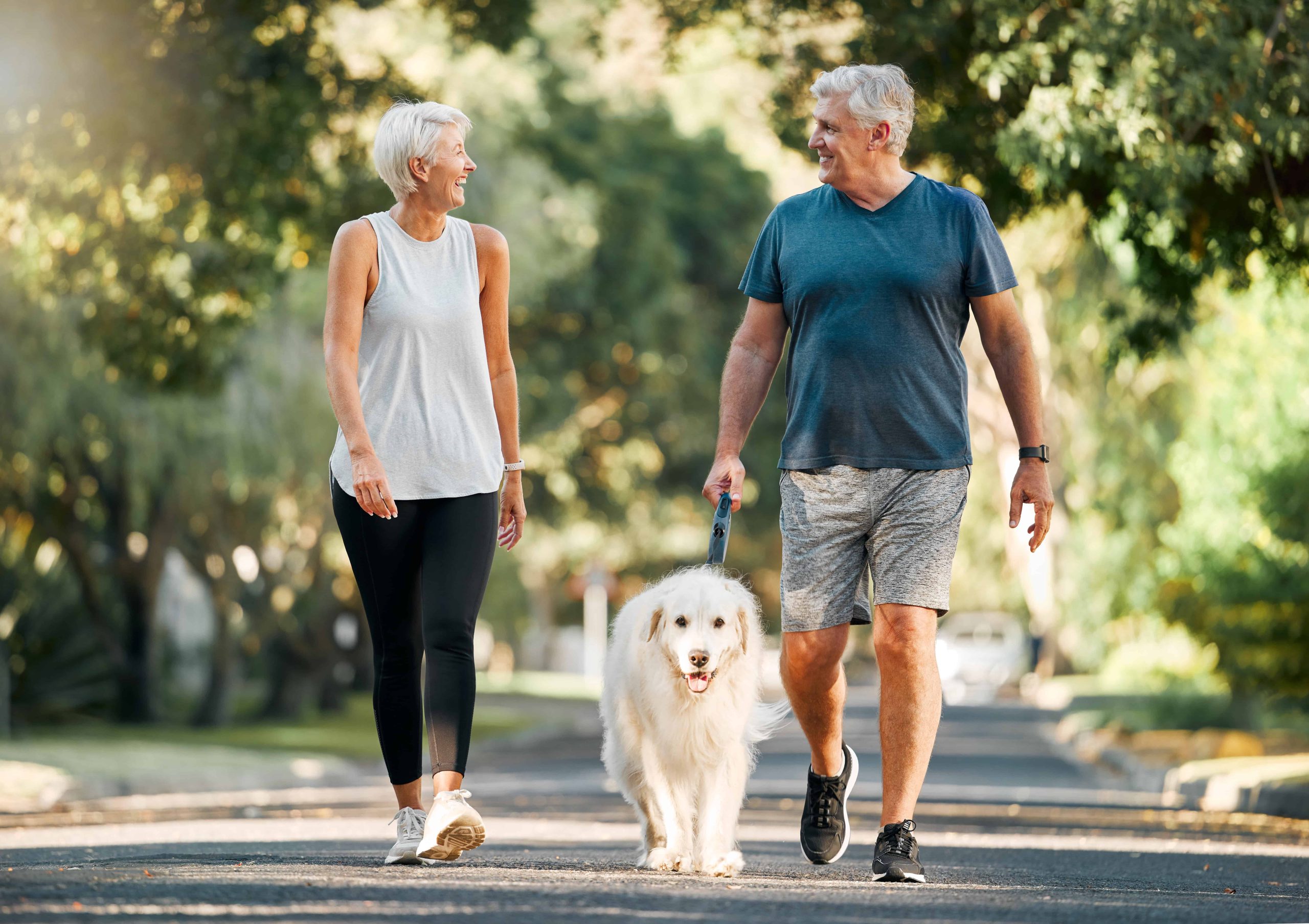 couple à la retraite qui opte pour la marche à pied pour garder une bonne forme physique