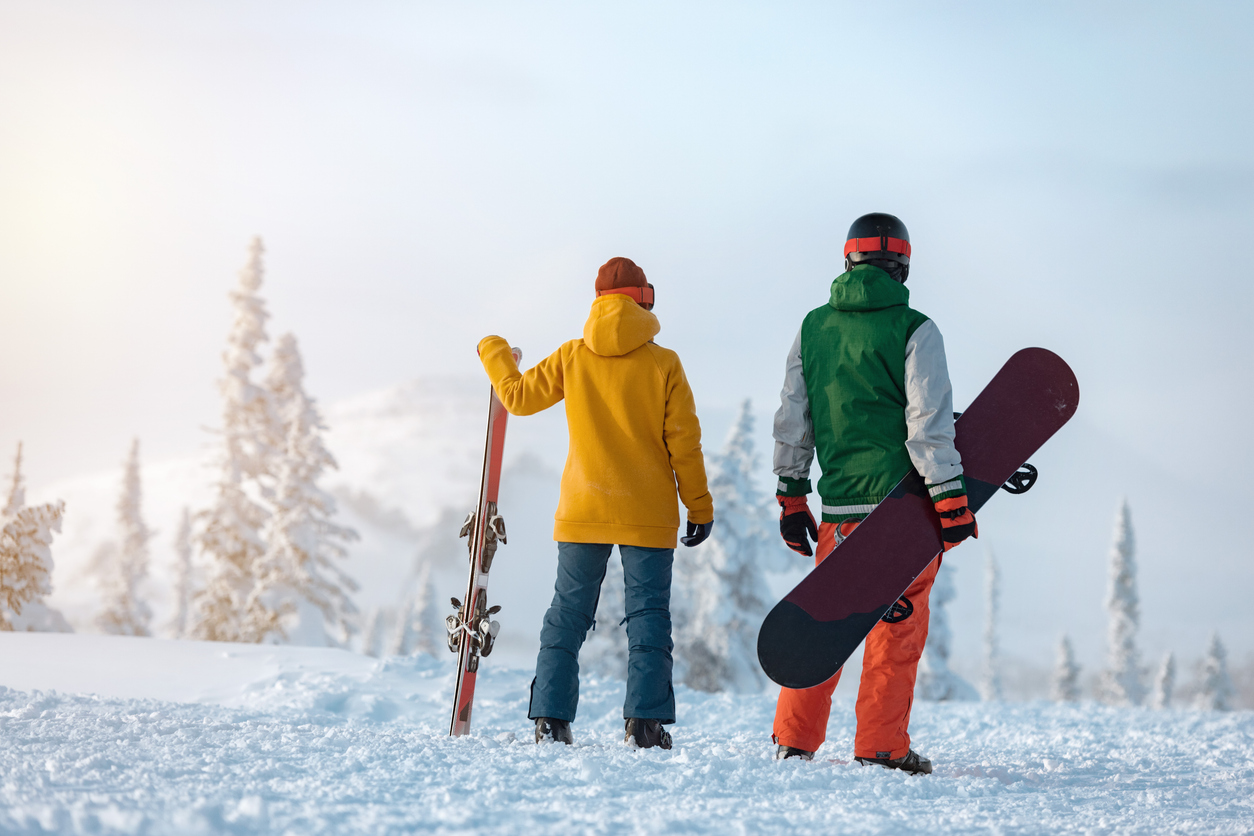 Deux personnes pour prévenir les blessures de sport hiver sur les pentes